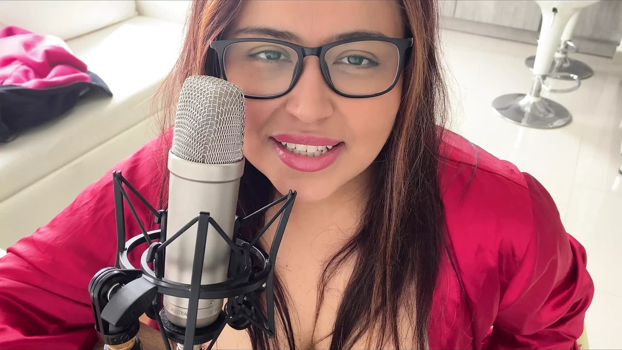 ASMR ROLEPLAY IN SPANISH STEPMOM FLIRTS YOU!