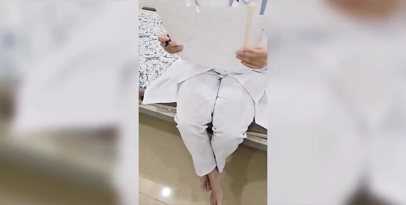 Một y tá Việt Nam nóng bỏng với dáng người tuyệt vời đã nhiều lần bị một người lạ bí ẩn đụ