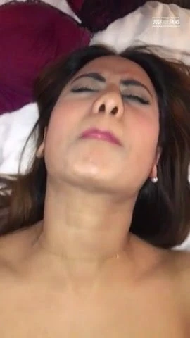 Arab babe slowly feels pain