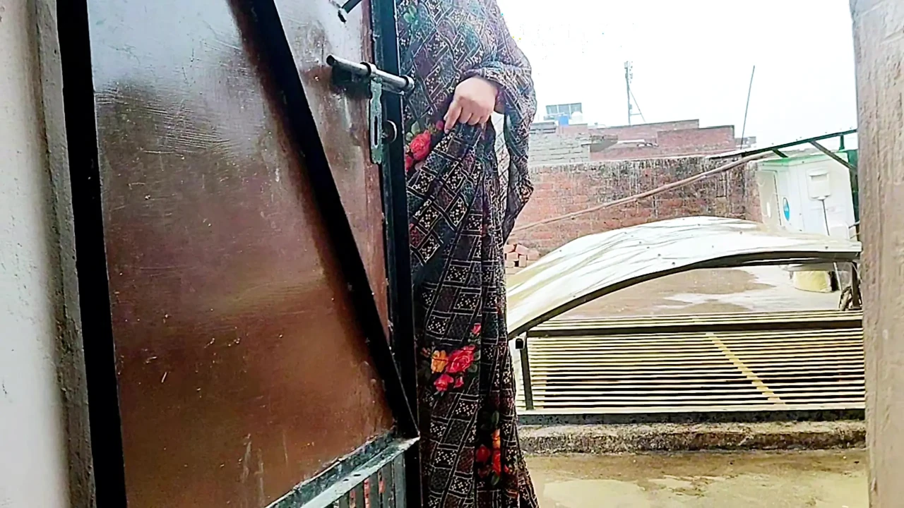 Bhabhi ki garden me chudai ki